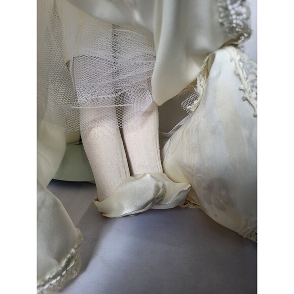 Cracker Barrel American Classic Collection Porcelain Bride Doll Abigail 22” - Picture 6 of 16